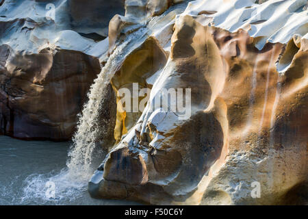 Details von Wasser und Stein von gangotri Wasserfall, der Ort, an dem sich die heiligen Fluss Ganges zum ersten Mal auf der Erde erschienen Stockfoto