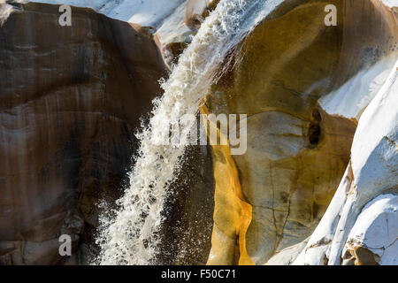 Details von Wasser und Stein von gangotri Wasserfall, der Ort, an dem sich die heiligen Fluss Ganges zum ersten Mal auf der Erde erschienen Stockfoto