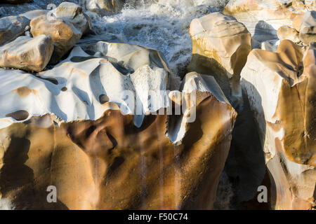 Details von Wasser und Stein von gangotri Wasserfall, der Ort, an dem sich die heiligen Fluss Ganges zum ersten Mal auf der Erde erschienen Stockfoto