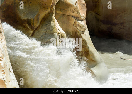 Details von Wasser und Stein von gangotri Wasserfall, der Ort, an dem sich die heiligen Fluss Ganges zum ersten Mal auf der Erde erschienen Stockfoto