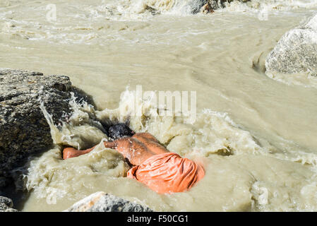 Ein sadhu, heiliger Mann, nimmt Bad im eiskalten Wasser bei gaumukh, die wichtigste Quelle des heiligen Flusses Ganges Stockfoto