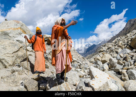 Zwei sadhus, heilige Männer, auf dem Weg und gingen hinauf nach gaumukh, die wichtigste Quelle des heiligen Flusses Ganges Stockfoto