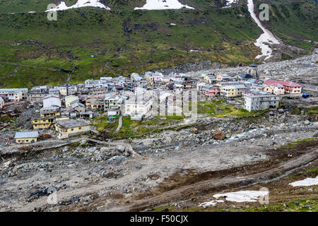 Die kleine Stadt um kedarnath Tempel erhielt völlig von der Flut 2013 zerstörten Stockfoto