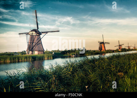 Dramatische Windmühlen Stockfoto