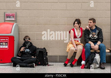 London, UK.  25. Oktober 2015.  Am Finaltag der MCM London Comic Con sammeln Fans der Comics, Anime, Spiele und mehr.  Viele kamen als ihren Lieblingsfiguren verkleidet.  Bildnachweis: Stephen Chung / Alamy Live News Stockfoto