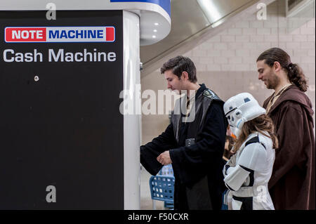 London, UK.  25. Oktober 2015.  Am Finaltag der MCM London Comic Con sammeln Fans der Comics, Anime, Spiele und mehr.  Viele kamen als ihre Lieblings-Charaktere wie dieses Trio, ein Geldautomat, verkleidet als Star Wars-Charaktere Credit gekleidet: Stephen Chung / Alamy Live News Stockfoto