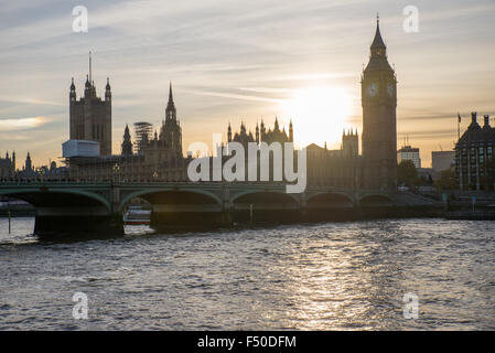 London, UK. 25. Oktober 2015. Herbstfärbung in London, die Sonne in Westminster. Bildnachweis: Matthew Chattle/Alamy Live-Nachrichten Stockfoto