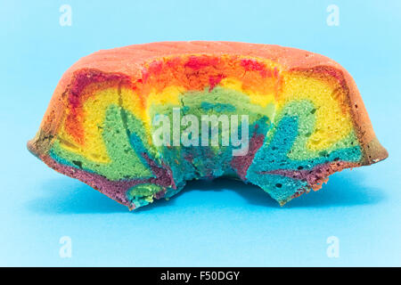 Sandkuchen in den Farben des Regenbogens. Stockfoto