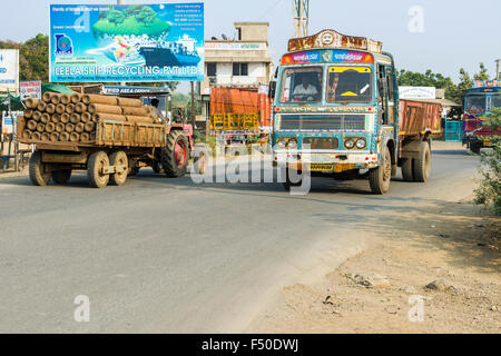 Einem Lkw und einem Traktor am Eingang des berüchtigten Schiff bricht, das Yard alang Stockfoto