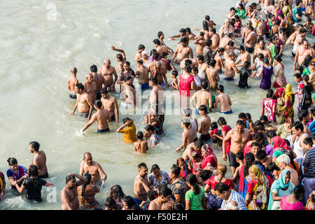 Masse der Pilger versammeln sich zum Baden an harki pauri Ghat am heiligen Fluss Ganges Stockfoto