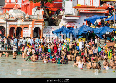 Masse der Pilger versammeln sich zum Baden an harki pauri Ghat am heiligen Fluss Ganges Stockfoto