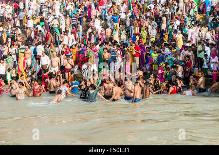 Masse der Pilger versammeln sich zum Baden an harki pauri Ghat am heiligen Fluss Ganges Stockfoto