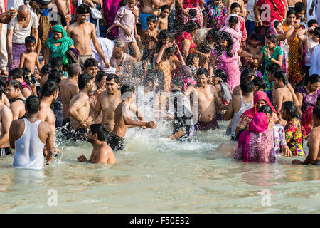 Masse der Pilger versammeln sich zum Baden an harki pauri Ghat am heiligen Fluss Ganges Stockfoto