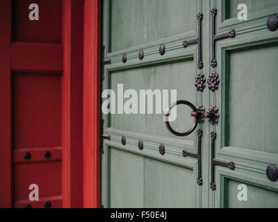 Eine grüne Holztür mit Eisen Details im Inneren der Gyeongbokgung Palace (경복궁) in Seoul, Südkorea Stockfoto