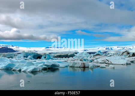 Eisberge in der Gletscherlagune Jökulsárlón in Island Stockfoto