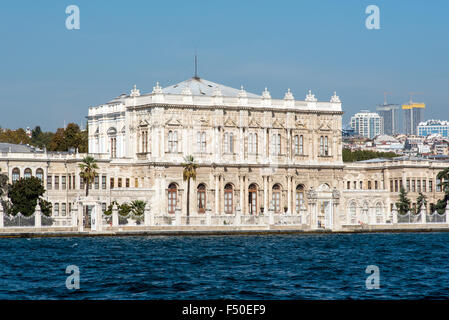 Der Dolmabahçe-Palast in Istanbul vom Bosporus aus gesehen Stockfoto