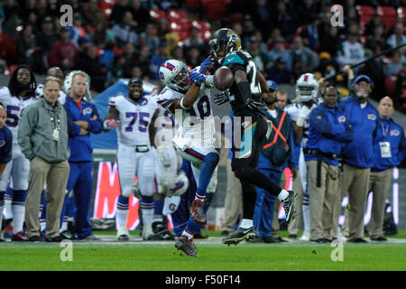 London, UK. 25. Oktober 2015. NFL International Series. Buffalo Bills gegen Jacksonville Jaguars. Jaguare Ecke zurück Aaron Colvin [#22] fängt einen Pass für Rechnungen Wide Receiver Robert Woods [#10] bestimmt. Bildnachweis: Aktion Plus Sport/Alamy Live-Nachrichten Stockfoto