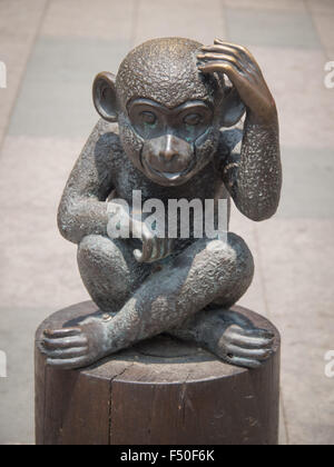 Bronzestatue eines Affen Kopf kratzen Stockfoto