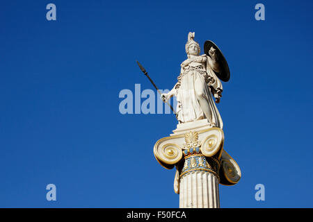 Marmorstatue der griechischen Göttin Athene / Pallas Athene hält ein Schild und Speer gegen blauen Himmel. Panepistimiou str. Athen, GR Stockfoto