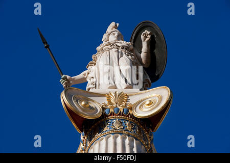 Nahaufnahme von der griechischen Göttin Athene / Pallas Athene Statue und Ornament Säule Elemente gegen blauen Himmel. Athen, GR Stockfoto