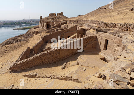 Blick auf Tombs of The Nobles aus dem Grab von Wind, der gewölbte muslimischen Schrein, Assuan, Oberägypten Stockfoto