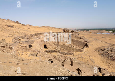 Blick auf Tombs of The Nobles aus dem Grab von Wind, der gewölbte muslimischen Schrein, Assuan, Oberägypten Stockfoto