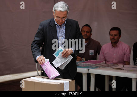 Bogota, Kolumbien. 25. Oktober 2015. Ehemaligen kolumbianischen Präsidenten Alvaro Uribe wirft seine Stimme in einem Wahllokal bei den regionalen Wahlen in Bogota, Kolumbien, am 25. Oktober 2015. Die regionalen Wahlen werden am Sonntag durchgeführt, wo Bürger Gouverneure, Abgeordnete von Abteilungs-Baugruppen, Bürgermeister und Gemeinderäte der lokalen Verwaltungsräte wählen. Bildnachweis: Jhon Paz/Xinhua/Alamy Live-Nachrichten Stockfoto