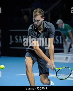 Basel, Schweiz. 25. Oktober 2015. Basel Schweizer Indoor Tennis Championships. Tag eins. Jerzy Janowicz in Aktion in der Partie zwischen Mikhail Youzhny Russlands und Jerzy Janowicz Polen Kredit: Action Plus Sport/Alamy Live News Stockfoto