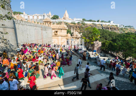 Tausende von Jain Pilger besuchen shatrunjaya Hill, einem der großen pilger Standorte für Jains, am Tag der yatra Meere Stockfoto