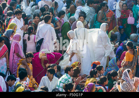 Tausende von Jain Pilger besuchen shatrunjaya Hill, einem der großen pilger Standorte für Jains, am Tag der yatra Meere Stockfoto