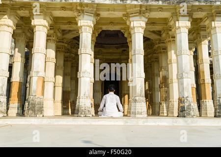 Ein Jain Pilger ist das Meditieren an shatrunjaya Hill, einem der großen pilger Standorte für Jains, am Tag der yatra Saison openi Stockfoto