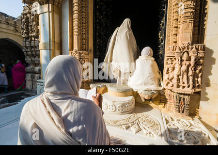 Ein Jain Nonne ist religeous rezitieren Texte shatrunjaya Hill, einem der großen pilger Standorte für Jains, am Tag der yatra se Stockfoto