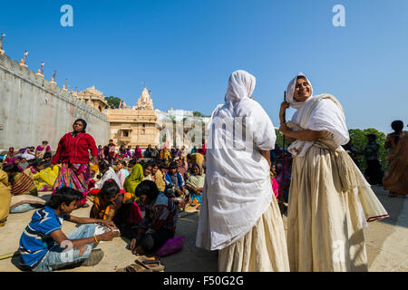 Tausende von Jain Pilger besuchen shatrunjaya Hill, einem der großen pilger Standorte für Jains, am Tag der yatra Meere Stockfoto