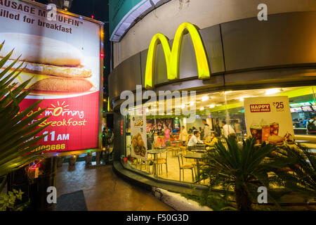 Eine McDonalds Restaurant im westlichen Stil wird von modernen Indianer gegenüber der modernen Shopping-Mall Gulmohar Park besucht. Stockfoto