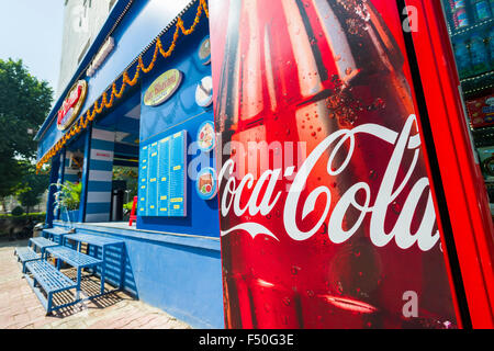 Eine große Werbung für Coca Cola am Eingang eines neuen, westlichen Stil Restaurants Stockfoto