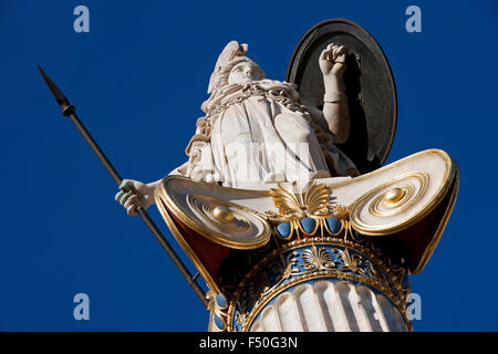 Nahaufnahme der griechischen Göttin Athene mit Schild und Speer Statue einschließlich dekorative Säule Details. Athen, GR Stockfoto