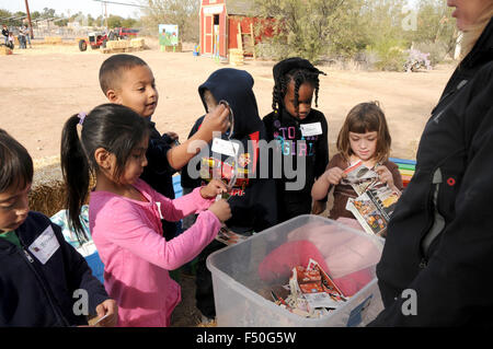 Studenten erfahren Sie mehr über Regenwürmer in Tucson Bauernhof, Tucson, Arizona, USA. Stockfoto