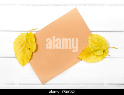 Blatt Papier mit Herbstlaub. Stockfoto