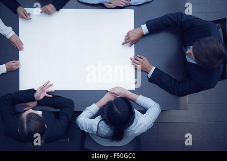 Gruppe von Geschäftsleuten mit leerem Papier, neues Projektkonzept Stockfoto
