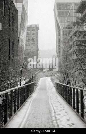 Chelsea High Line während eines Schneefalls. Winter-Blick auf Manhattans Antenne Greenway im Herzen von New York City Stockfoto