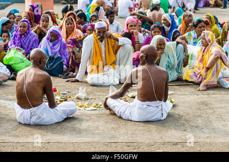 Zwei Männer und ein pandit, Priester, durchführen oder dashkriya asthi visarjan, ein Ritual, das 10 Tage nach dem Tod o durchgeführt wird Stockfoto