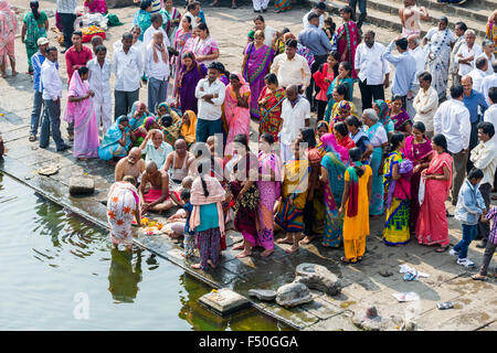 Eine ganze Familie und einem pandit, Priester, durchführen oder dashkriya asthi visarjan, ein Ritual, das 10 Tage nach dem durchgeführt wird Stockfoto