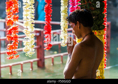 Eine devoty ist das Beten in einem der Tempel Stockfoto