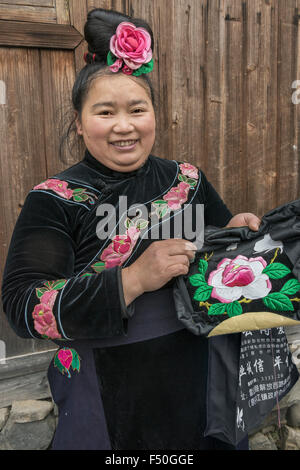 Miao-Frau und ihr Applikation, Langde Shang Miao Dorf, Guizhou Provinz, China Stockfoto