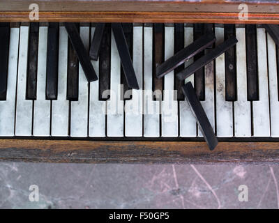 Tastatur-Tasten auf dem Klavier im öffentlichen Raum in Austin, Texas gebrochen Stockfoto