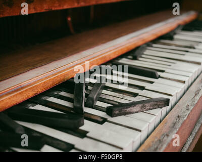 Tastatur-Tasten auf dem Klavier im öffentlichen Raum in Austin, Texas gebrochen Stockfoto