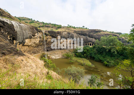 Blick auf das UNESCO-Weltkulturerbe Ajanta. Alle Höhlen aus massivem Felsen um 2 Jahrhundert v. Chr. geschnitzt sind und painti Stockfoto