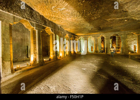 Detail der Höhle 04 in der von der Unesco zum Weltkulturerbe Ajanta. Alle Höhlen aus massivem Felsen um 2 Jahrhundert v. Chr. eine geschnitzte sind Stockfoto