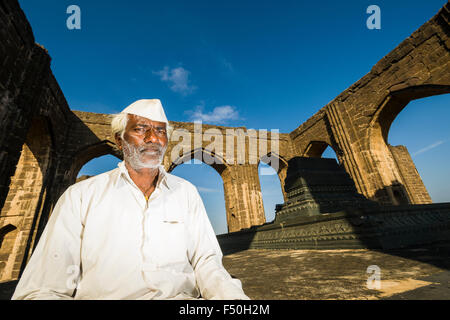 Ein Porträt von einem lokalen Schutz vor der Ruine von Mahal einapur lambani Tanda, der zweite Test vor dem Bau der Gol gumbaz Stockfoto