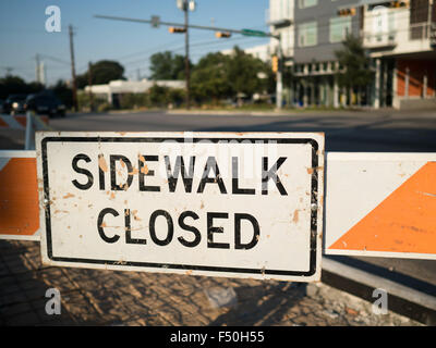 Orange "Bürgersteig geschlossen" Schild auf den Straßen von Austin, Texas Stockfoto